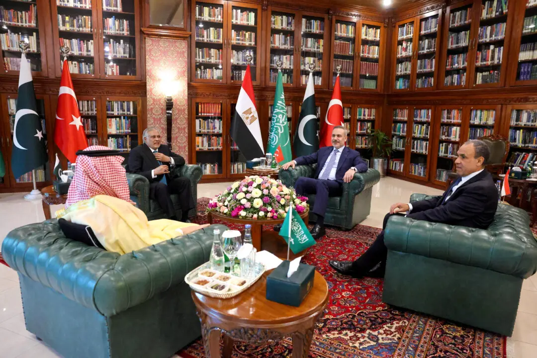 Iran Warns Against US Ground Invasion as Regional Leaders Hold Talks to De-escalate Tensions