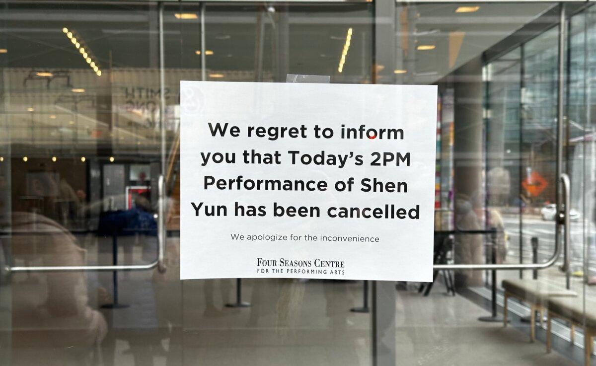 A sign posted at the Four Seasons Centre for the Performing Arts in Toronto on March 29, 2026, informs patrons that Shen Yun’s Sunday performance has been cancelled. (The Epoch Times)