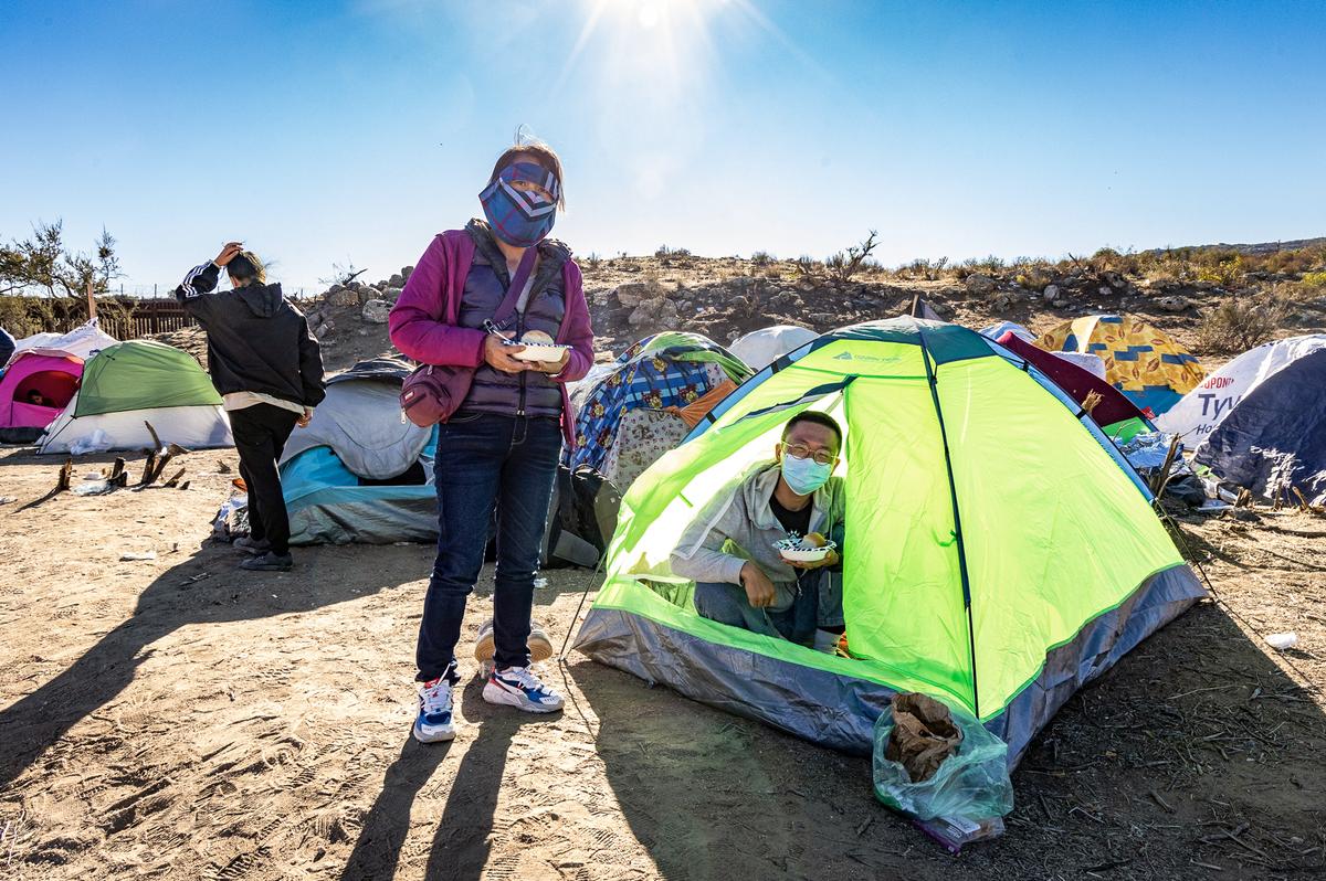 2023年12月6日,中國移民在加利福尼亞州雅昆巴(Jacumba)的柳樹營地(Willow Camp)安頓,等待邊境巡邏人員的檢查。(John Fredricks/大紀元)