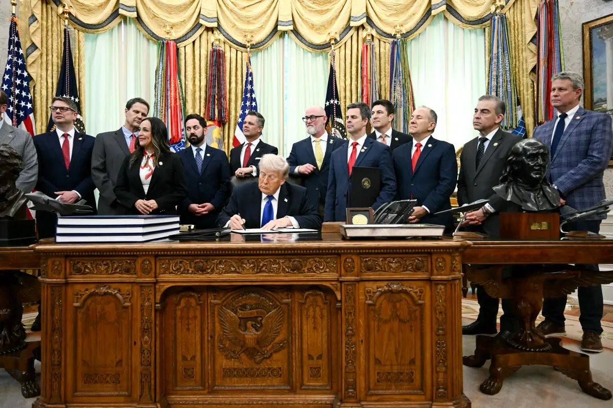 Trump Signs Order Targeting ‘Bloated Overhead’ in Federal Contracts