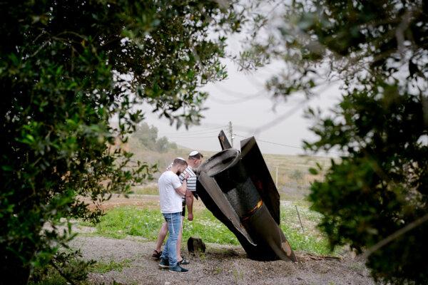 Day in Photos: New Strikes in the Iran War, Artemis II Monitoring, Good Friday Processions