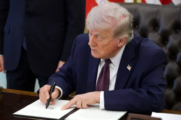 REPLAY: Trump Signs Executive Orders at White House (April 18)