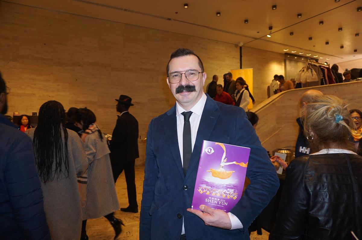 ‘It Takes You to Another Place,’ Former Actor in Awe of Shen Yun’s Pure Beauty