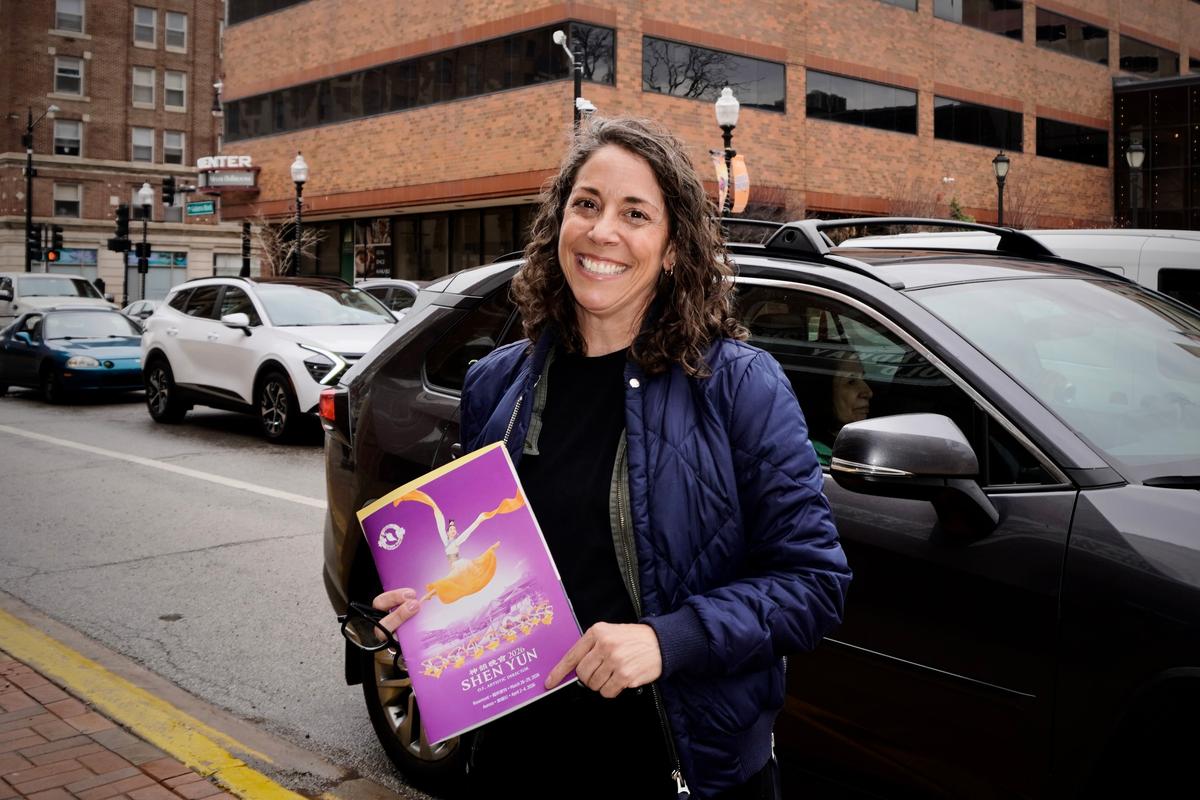 ‘I Wish I Was in That Pit,’ Professional Violinist Impressed by Shen Yun Orchestra