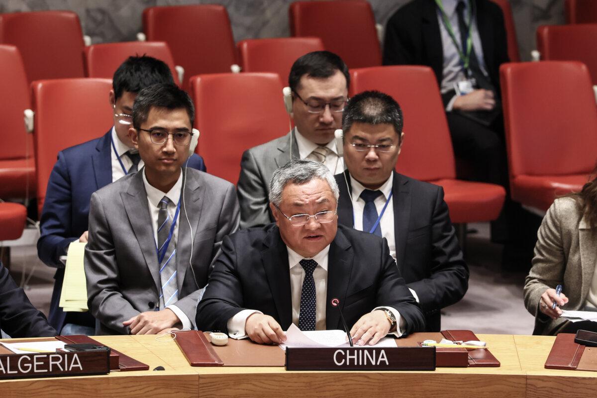 2025年6月22日,中国常驻联合国代表傅聪(Fu Cong,居中)在纽约联合国总部举行的联合国安理会关于国际和平与安全威胁的会议上发表讲话。(Michael M. Santiago,Getty Images)