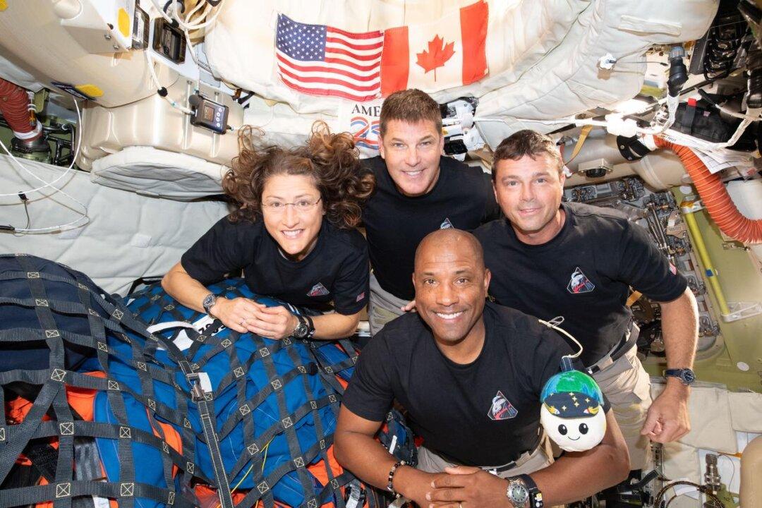 Artemis II Astronauts Prepare for Reentry, Splashdown