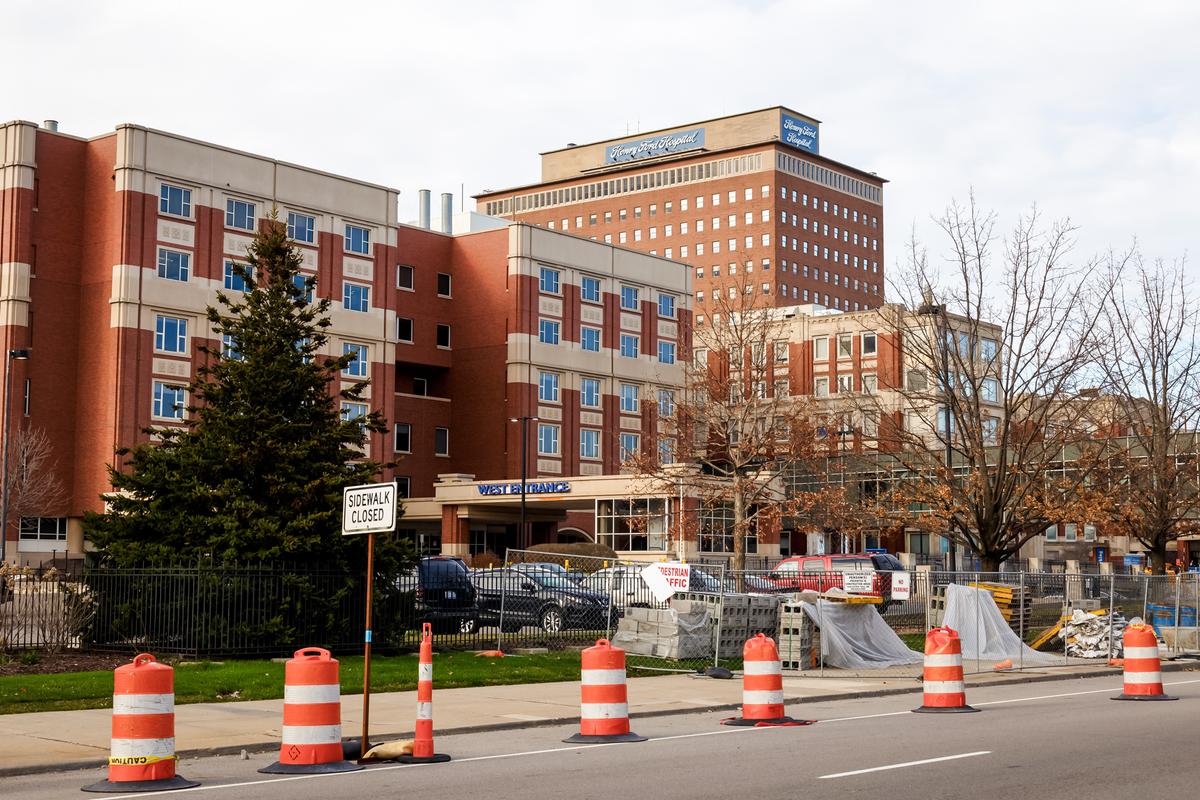 2020年4月8日,密歇根州底特律亨利·福特醫院(Henry Ford Hospital)入口處的景象。這家醫院是一家受340B計劃資助的機構,擁有近500家附屬機構。醫院發言人向《大紀元時報》表示,340B計劃旨在幫助非營利醫療系統確保患者能夠獲得所需的醫療服務。 (Elaine Cromie/Getty Images)