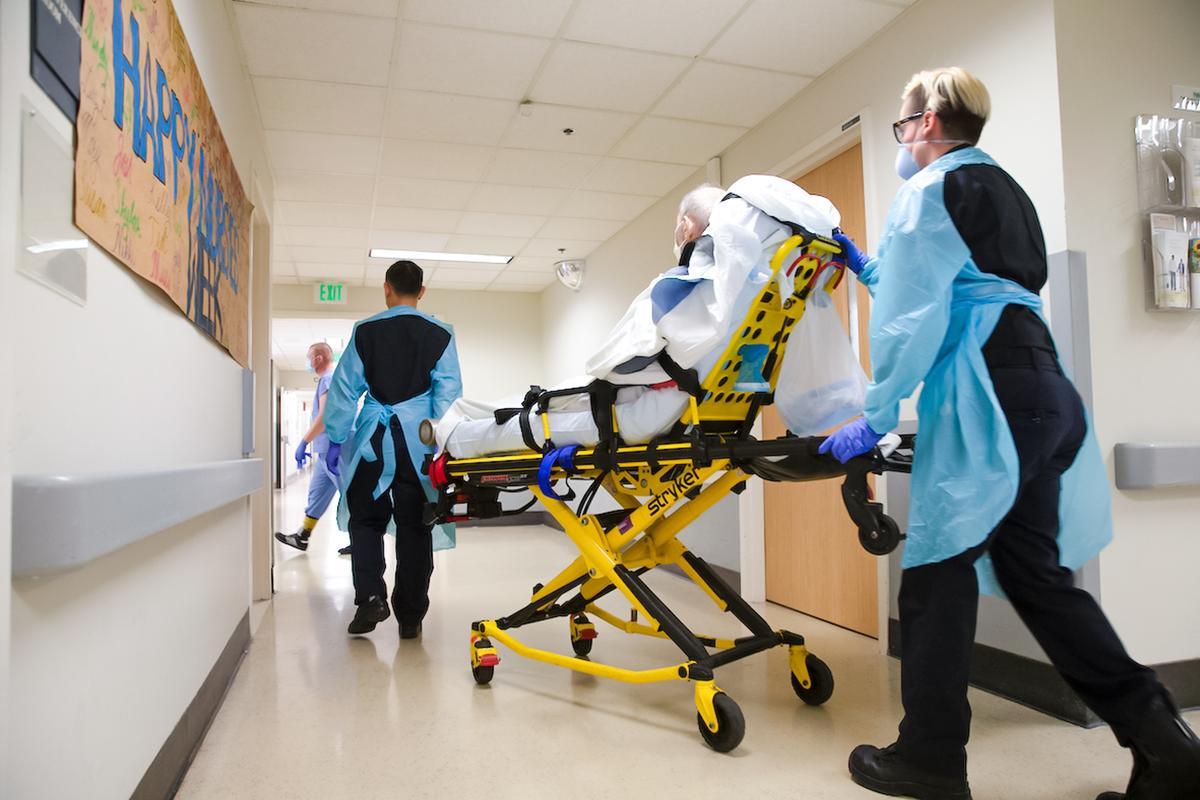 2020年5月6日,一名患者被轉送至西雅圖港景醫療中心(Harborview Medical Center)。2024年發表在《新英格蘭醫學雜誌》(NEJM)上的一項研究發現,參與340B項目的醫院出售輸液藥物的價格是其進價的2到6倍。(Karen Ducey/Getty Images)