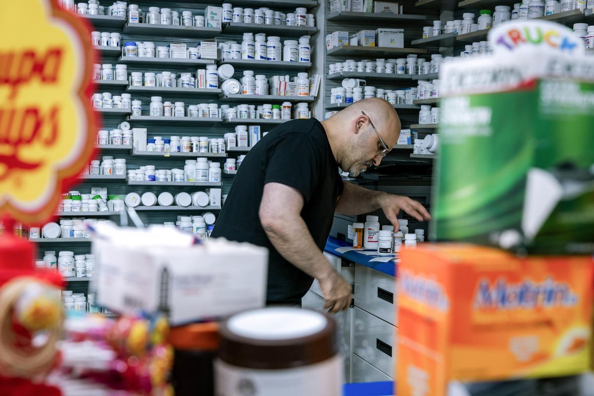 2024年7月23日,一名藥劑師在紐約市的「紐約市特價藥房」(NYC Discount Pharmacy)工作。一些立法者正尋求改革340B藥品定價計劃,該計劃允許某些安全網醫療機構以折扣價購買處方藥。議員們認為該計劃增加了藥品成本,且缺乏足夠的監管。(Spencer Platt/Getty Images)