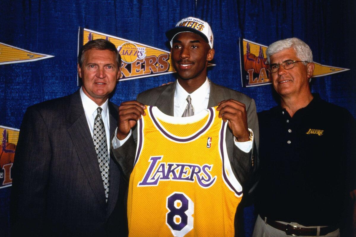 (L–R) General Manager Jerry West, Kobe Bryant, and Head Coach Del Harris of the Los Angeles Lakers at a press conference on July 12, 1997. (Juan Ocampo/NBAE via Getty Images)