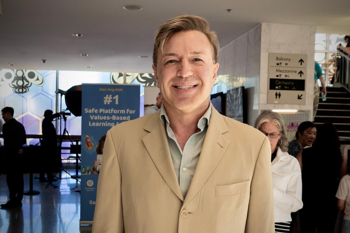 Director of Education and Research Stands in Solidarity With Shen Yun