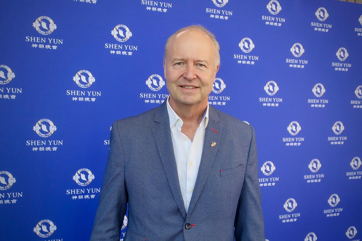 South Surrey MLA Feels the Culture Come Alive in Shen Yun