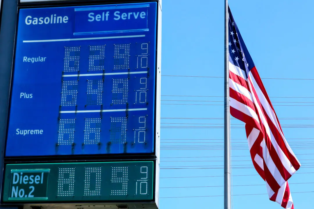 Gas Prices Tick Lower as Oil Dips