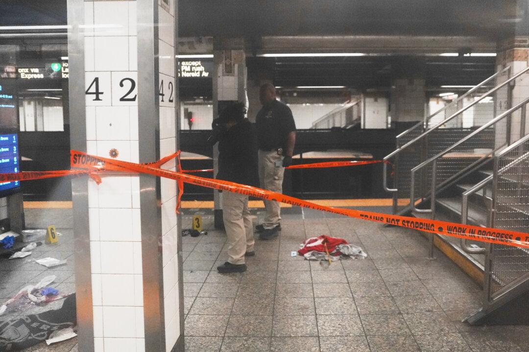 3 Injured in New York Subway Stabbings, Suspect Dead