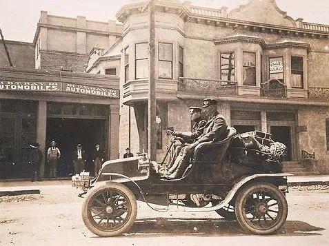 Sewall Crocker and Horatio Jackson on their drive across America in 1903. (Public Domain)
