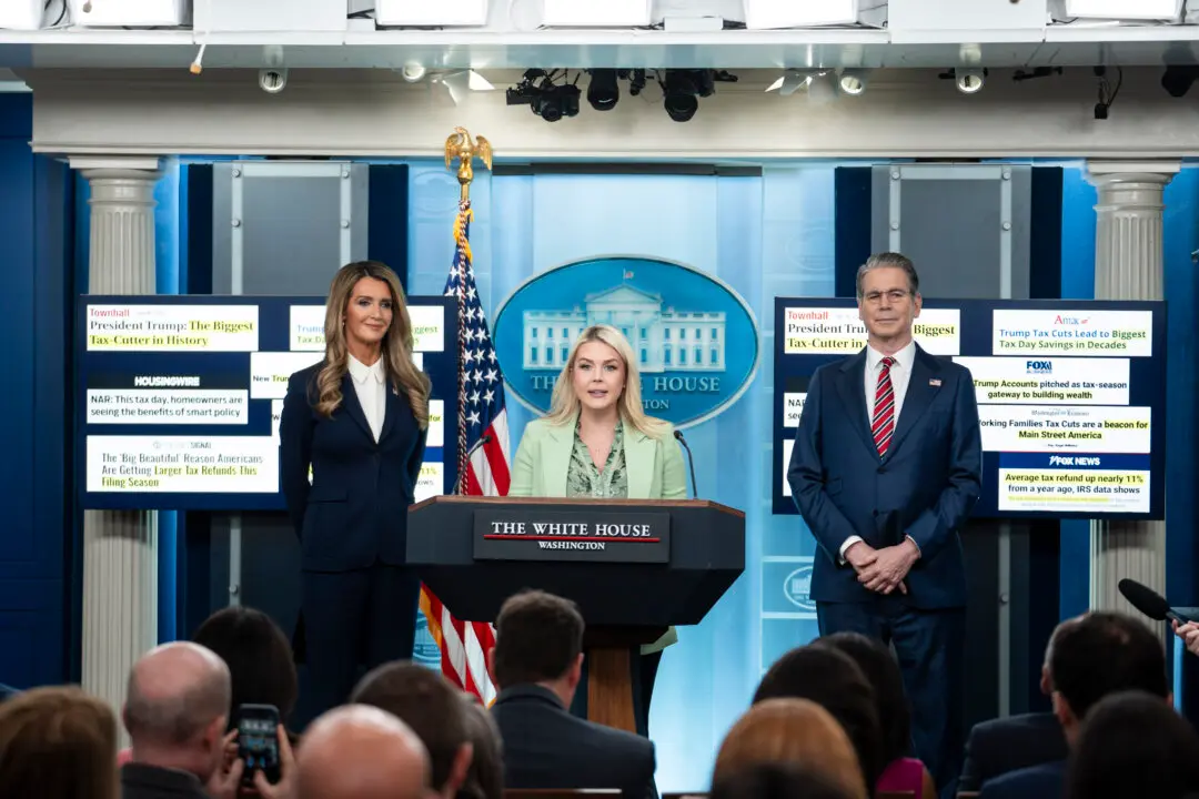 US Optimistic on Deal With Iran, Threatens Sanctions on Buyers of Iranian Oil