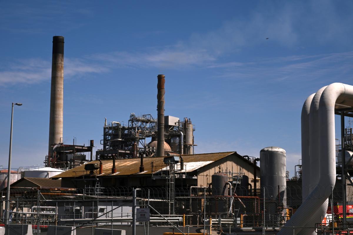 Australian Refinery Fire Linked to Equipment Failure as Expert Downplays Fuel Supply Concerns