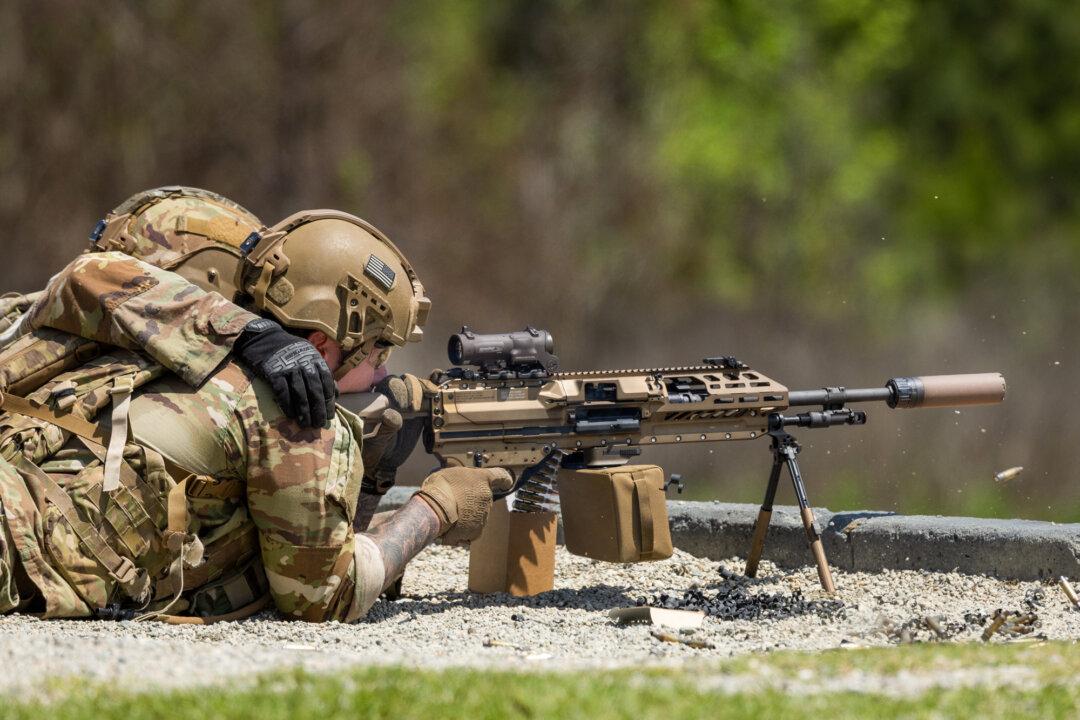 (Top) U.S. Army soldiers perform combat exercises with 120mm mortar rounds at Fort Benning, Ga., on April 9, 2026. (Bottom) U.S. Army soldiers fire an M250 machine gun at a shooting range at Fort Benning, Ga., on April 8, 2026. (John Fredricks/The Epoch Times)
