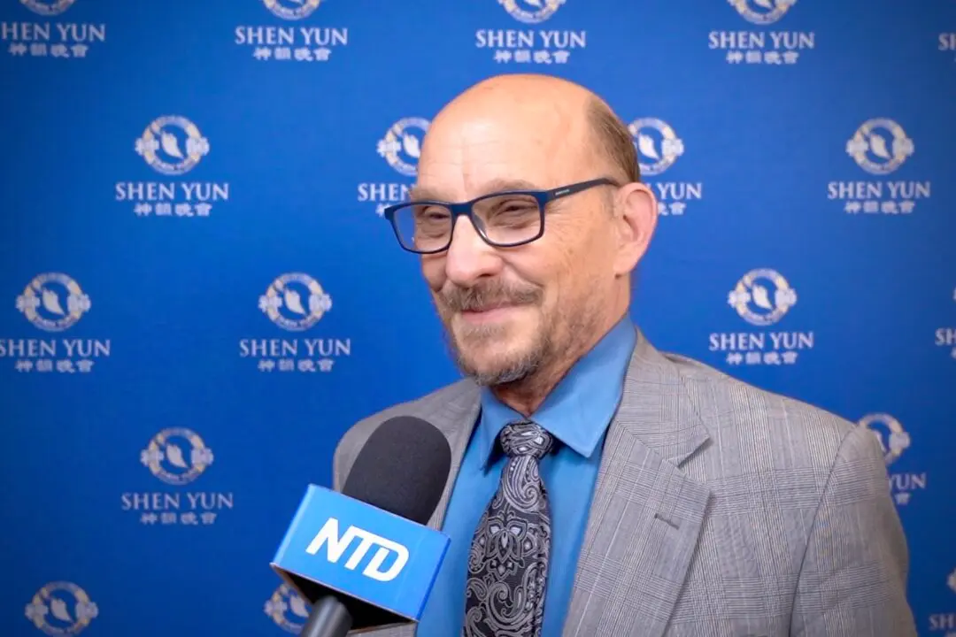 Professor Brings Students to an Eye-Opening Shen Yun Experience