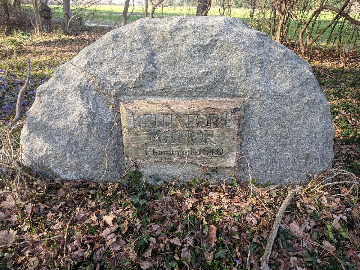 A stone marker near the historic location of Kent Fort, Kent Island, Md. (<a href="https://commons.wikimedia.org/wiki/User:Bohemian_Baltimore">Bohemian Baltimore</a>/<a href="https://creativecommons.org/licenses/by-sa/4.0/">CC BY-SA 4.0</a>)