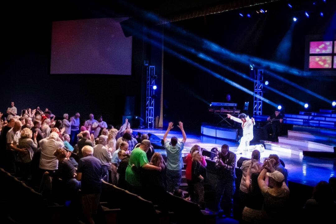 Audience members dance as Ryan Pelton portrays Elvis Presley at the Pepsi Legends Theater in Branson, Mo., on March 24, 2026. (John Fredricks/The Epoch Times)
