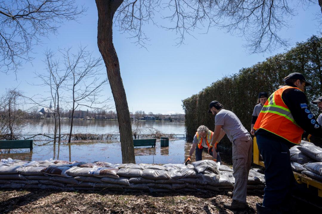 Montreal Brings in Sandbags, Pumps as Several Provinces on Flood Alert