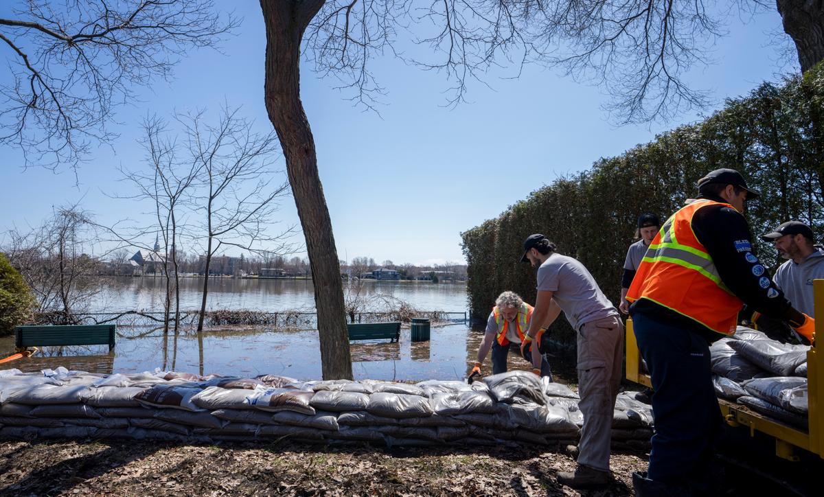 Montreal Brings in Sandbags, Pumps as Several Provinces on Flood Alert