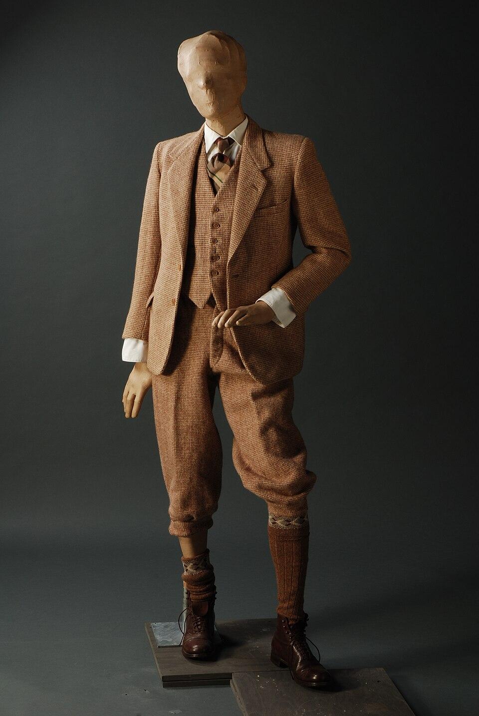 A 20th-century mens' walking suit, housed at the Rotterdam Museum, Rotterdam, The Netherlands. (<a href="https://commons.wikimedia.org/wiki/User:Mr.Nostalgic">Mr. Nostalgic</a>/<a href="https://creativecommons.org/licenses/by-sa/3.0/deed.en">CC BY-SA 3.0</a>)