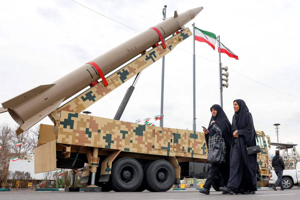 Irán señala que podría saltarse las próximas conversaciones de paz encabezadas por Estados Unidos mientras Israel advierte sobre nuevos combates | Noticias mundiales de la USNN Mujeres pasan junto a un vehículo de lanzamiento de misiles balísticos durante una manifestación que conmemora el 47º aniversario de la revolución islámica de 1979, en Teherán, Irán, el 11 de febrero de 2026. (AFP vía Getty Images)