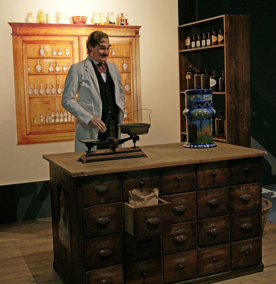 The drugstore of Caleb Bradham, inventor of Pepsi, as portrayed in the "Bern New Bern" exhibition in the Historical Museum Bern. (<a href="https://commons.wikimedia.org/wiki/User:Sandstein">Sandstein</a>/<a href="https://creativecommons.org/licenses/by-sa/3.0/">CC BY-SA 3.0</a>)