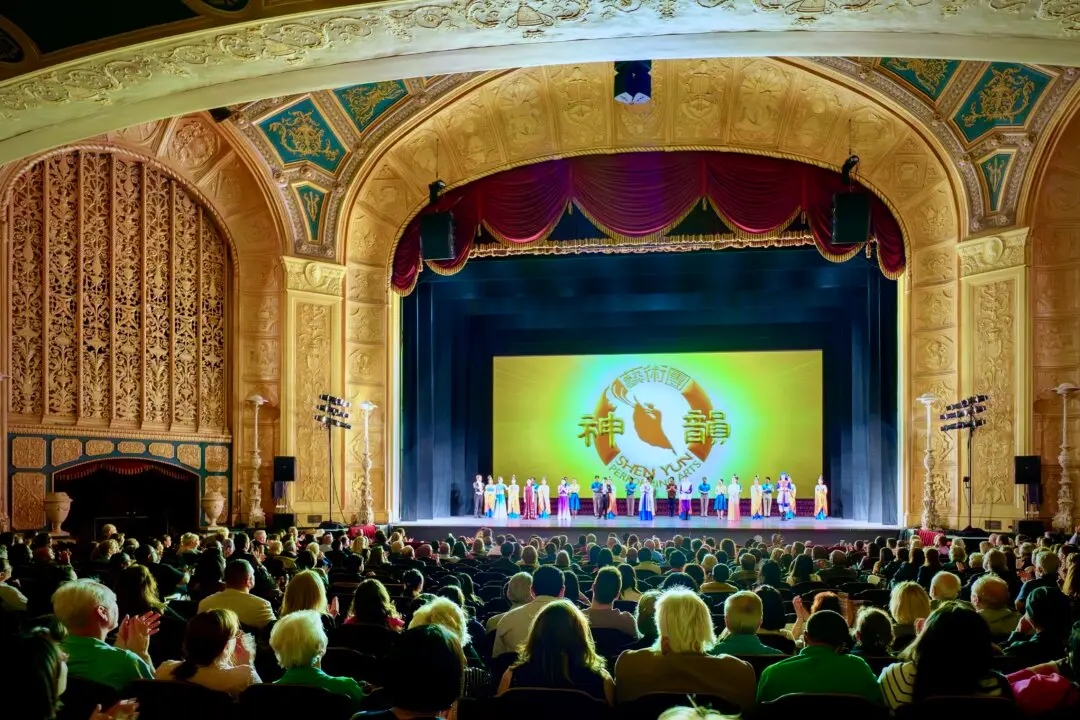 Building Director Praises Shen Yun Dancers’ Skill: ‘You Don’t See That Anywhere Else’