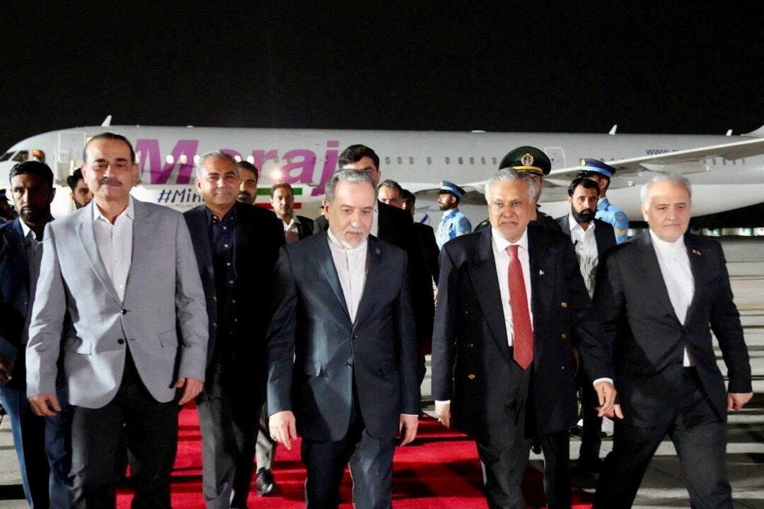 Iran Delegation Meets Pakistan Officials as US Envoys to Head to Islamabad for Talks