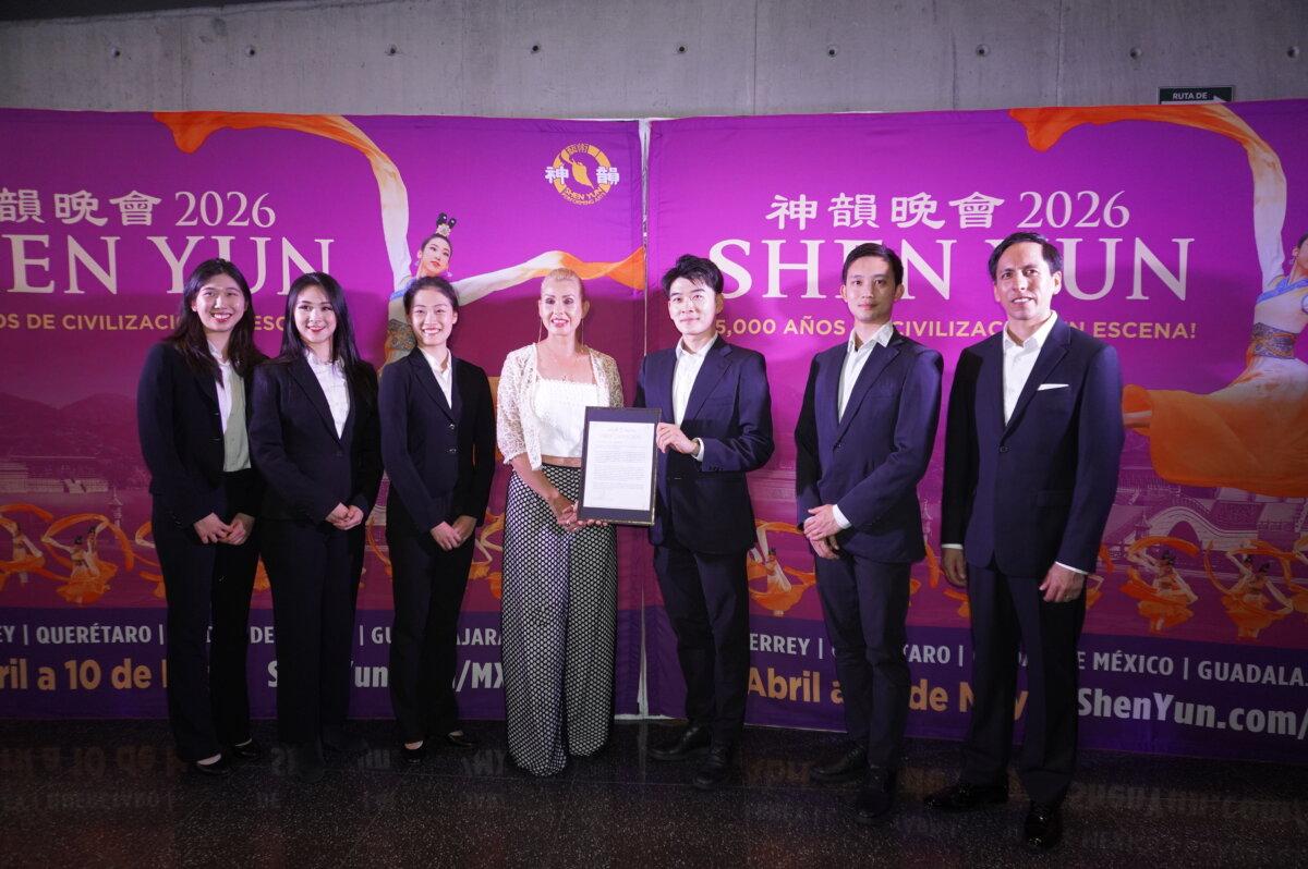 Councilwoman Miriam Maricela Barrientos Cavazos presents Shen Yun with a proclamation at the GNP Seguros Scenario in Monterrey, Mexico, on April 24, 2026. (NTD)