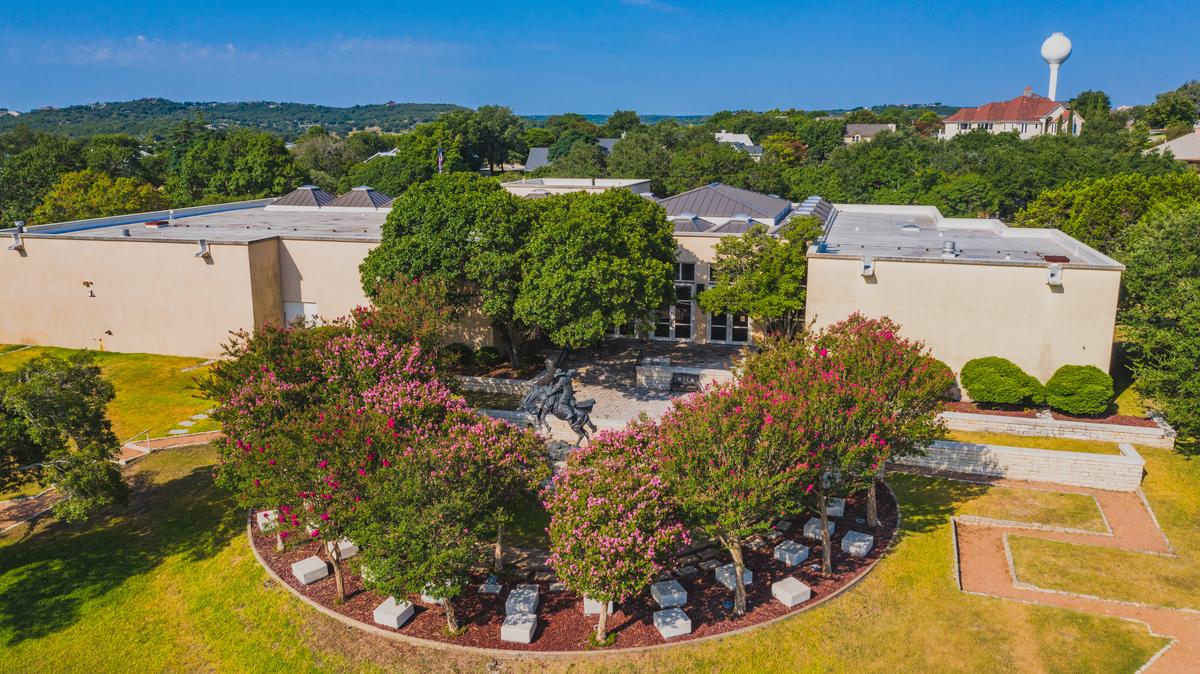 Aerial view of the the Museum of Western Art in Kerryville, Texas, with Fred Fellows’s monumental "An Honest Day’s Work" statue. (<a class="new" title="User:Ncfinsh (page does not exist)" href="https://commons.wikimedia.org/w/index.php?title=User:Ncfinsh&action=edit&redlink=1">Ncfinsh</a>/<a title="Category:CC-BY-SA-4.0" href="https://commons.wikimedia.org/wiki/Category:CC-BY-SA-4.0">CC-BY-SA-4.0</a>)