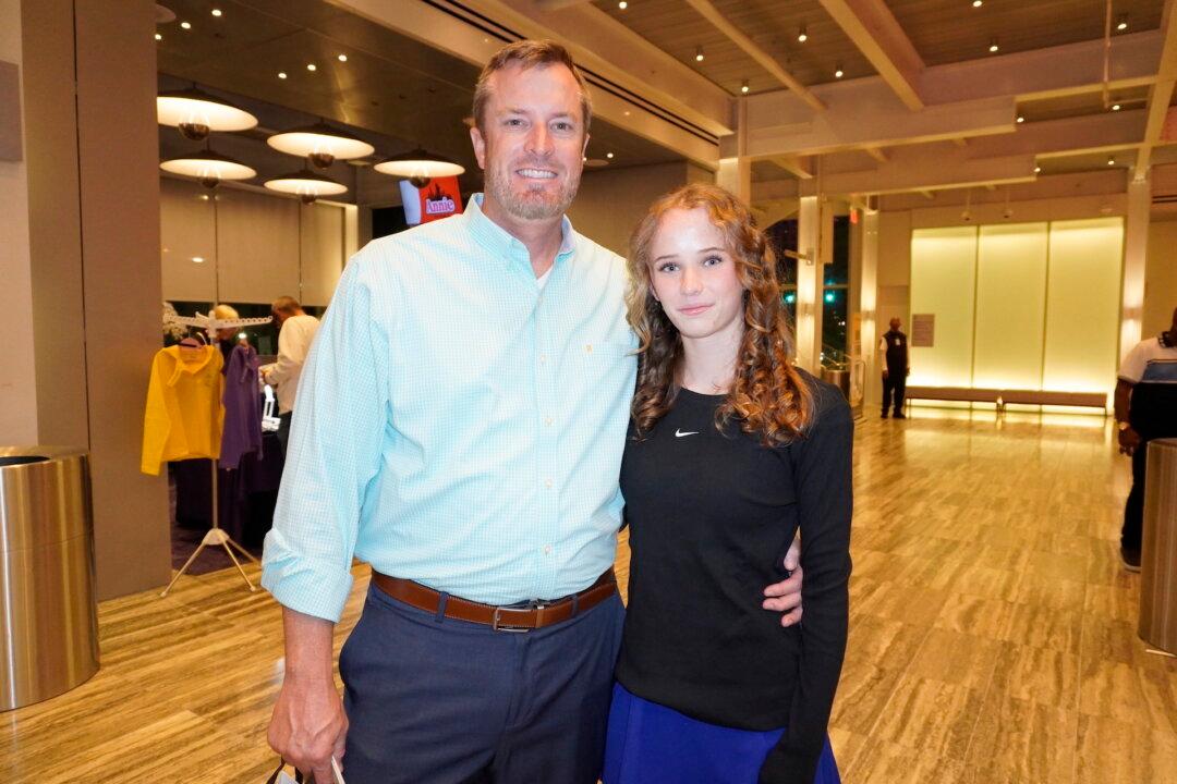 Father and Daughter Enjoy Witnessing True Chinese Culture