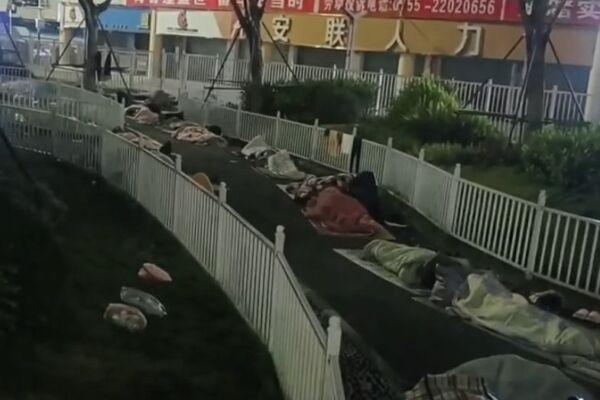 People unable to find work sleep on the streets on a winter night in Shenzhen in late 2025. (Video screenshot by The Epoch Times)