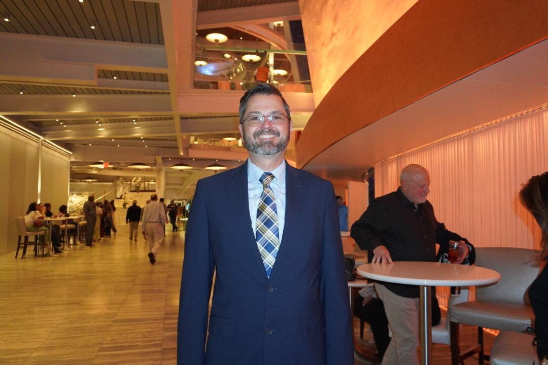Orlando Attorney Enjoys Shen Yun’s Blend of Eastern and Western Music