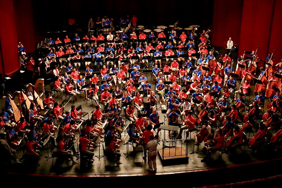 The National Youth Orchestra of China (in red) rehearses alongside the National Youth Orchestra of the United States of America (in blue) at Purchase College on July 16, 2017. (Ottoklemperer1885/CC BY-SA 4.0)