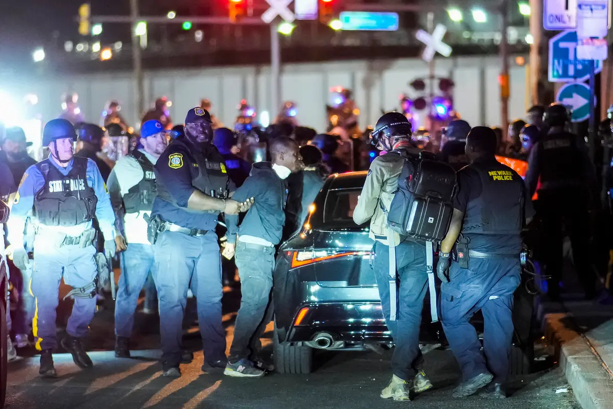 Newark Mayor Imposes Curfew After Fiery Clashes Outside ICE Detention Center