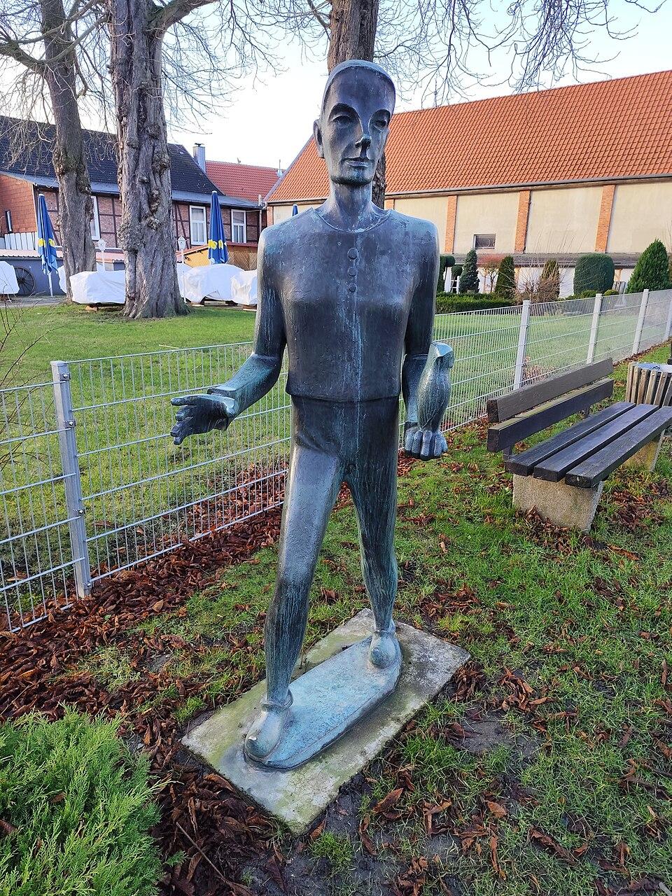 A sculpture of Till Eulenspiegel by Erich Schmidtbochum, located in Schöppenstedt, Germany. (<a href="https://commons.wikimedia.org/wiki/User:Gerd_Fahrenhorst">Gerd Fahrenhorst</a>/<a href="https://creativecommons.org/licenses/by/4.0/deed.en">CC BY 4.0</a>)