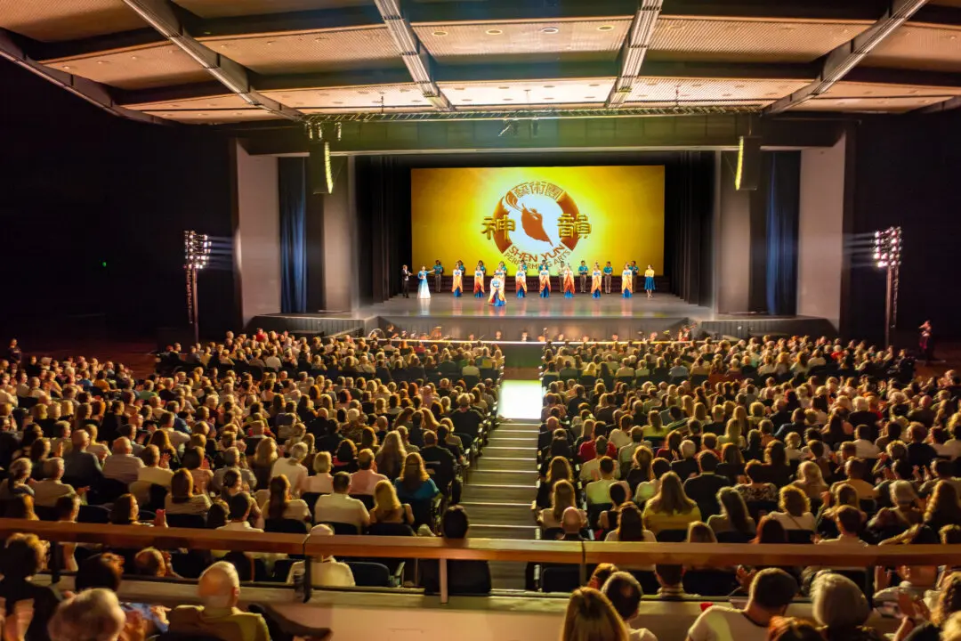 Chinese Audience Members Moved to Tears: ‘Only the Divine Could Accomplish’ Something Like Shen Yun