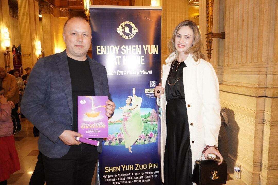 Couple Says Shen Yun Awakens People and Gives Hope