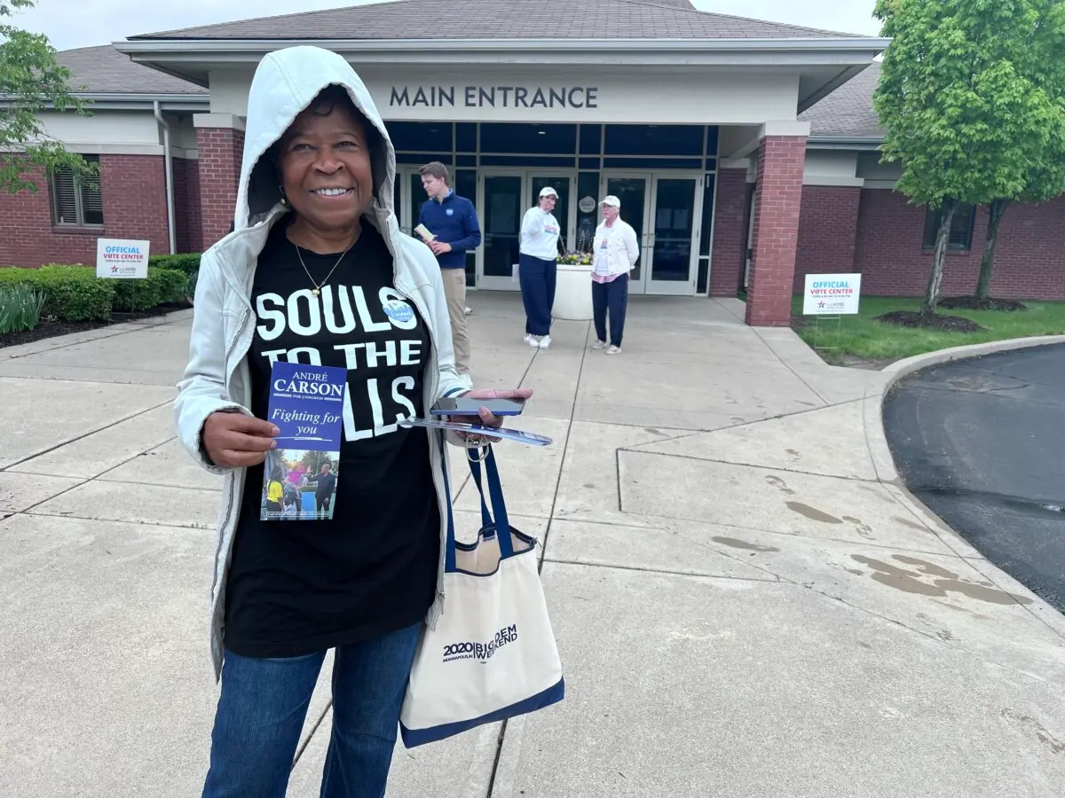 Most Trump-Backed Challengers Defeat Indiana Republicans Who Rejected Redistricting | USNN World News Fatima, a supporter of Rep. André Carson (D-Ind.), appears at a polling place in Indianapolis on May 5, 2026. (Lawrence Wilson/The Epoch Times)