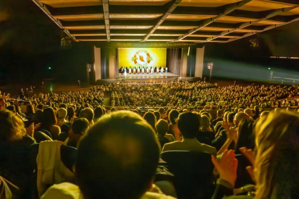Shen Yun Performing Arts' curtain call at Jahrhunderthalle Frankfurt in Frankfurt, Germany, on the evening of May 3, 2026. (An Ran/The Epoch Times)