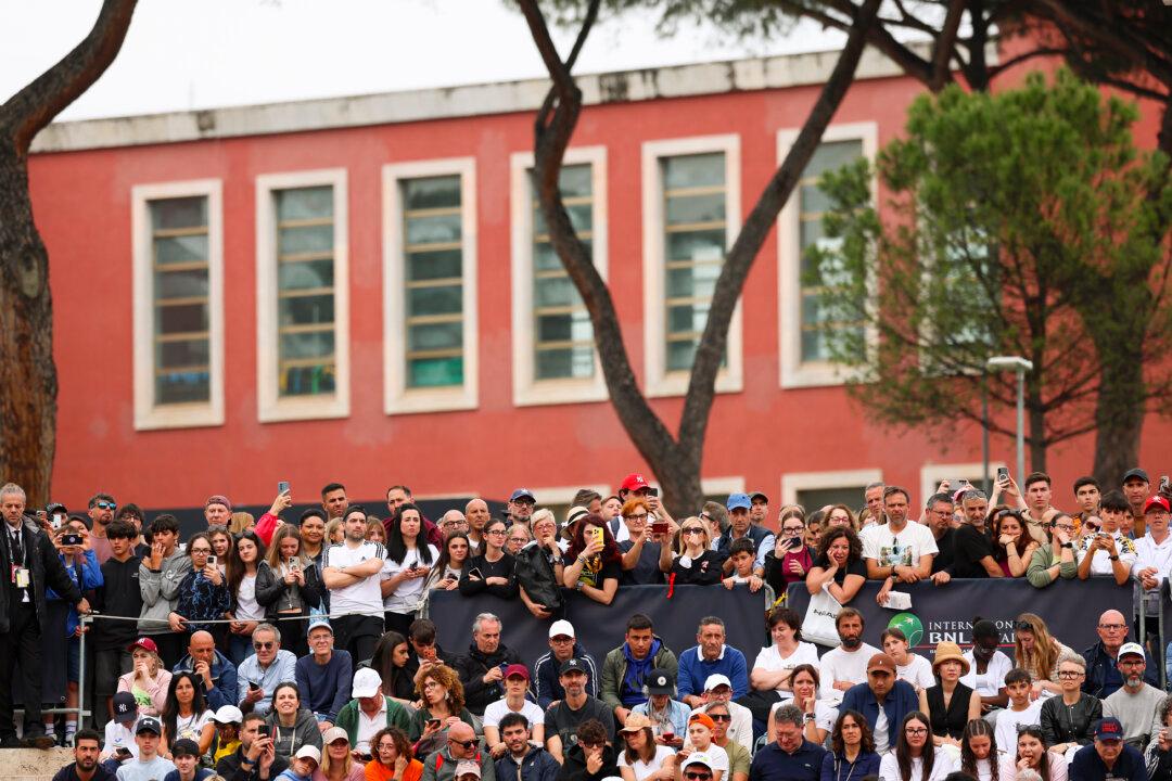 ROME, ITALY - MAY 08: Fans watch on as Jannik Sinner of Italy practices on Day Four of the Internazionali BNL D'Italia at Foro Italico on May 08, 2026 in Rome, Italy. (Photo by Julian Finney/Getty Images)
