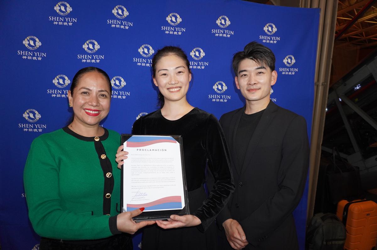 Mexican Senator Honors Shen Yun, Praises Its Message of Kindness Through Art