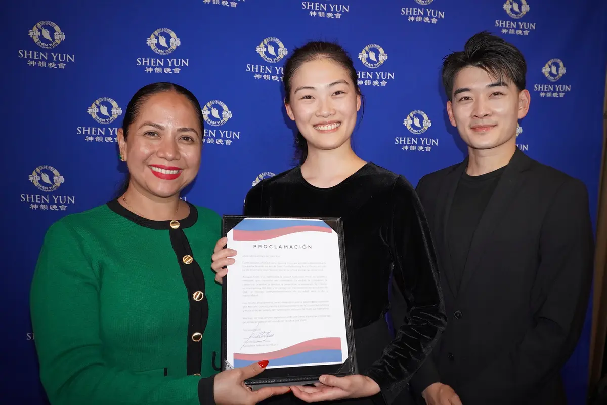 Mexican Senator Honors Shen Yun, Praises Its Message of Kindness Through Art