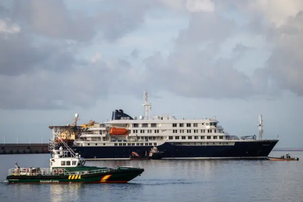 Pasajeros evacuan un crucero afectado por un brote mortal de hantavirus | Noticias mundiales de la USNN Barcos de la Guardia Civil rodean el MV Hondius después de atracar en el puerto de Granadilla en Tenerife, Islas Canarias, España, el 10 de mayo de 2026. (Chris McGrath/Getty Images)