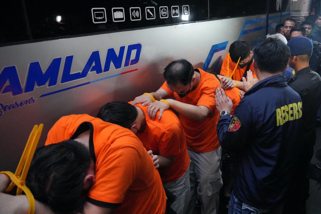 Indonesian Police Arrest 321 Foreigners in an Operation to Crack Down on Banned Online Gambling