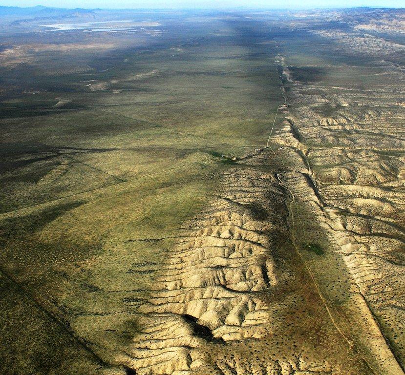 A northwest-facing view of the San Andreas fault, looking toward the Carrizo Plain. (<a href="https://commons.wikimedia.org/wiki/User:Jw4nvc">Jw4nvc</a>/<a href="https://creativecommons.org/licenses/by/3.0/deed.en">CC BY 3.0</a>)